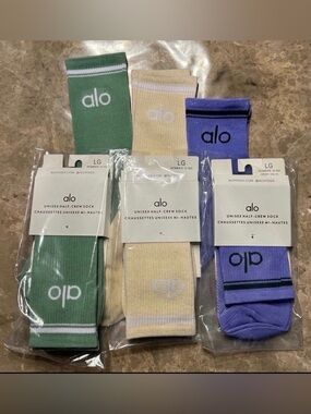 New Women’s Alo Socks
New with tags in its packaging 
3 pairs 
Fits sizes 6-11